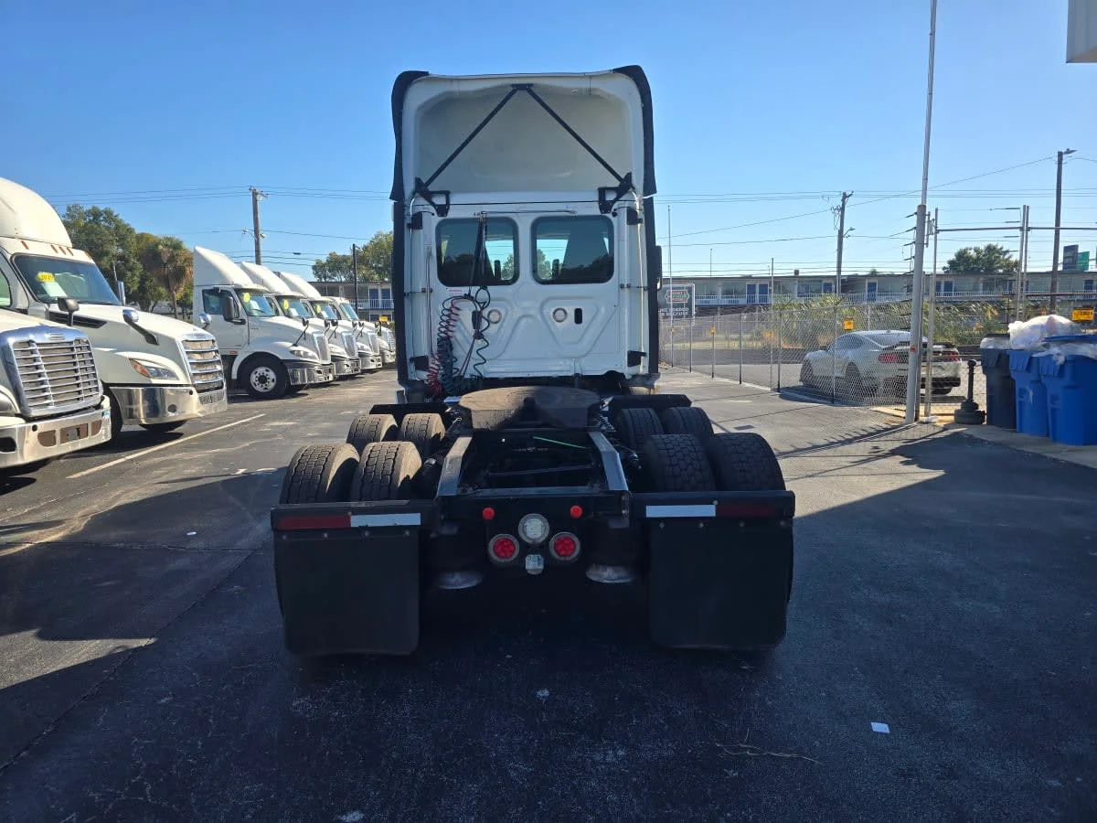2019 Freightliner Cascadia - image 5