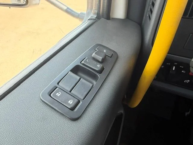 2027 Peterbilt 548 — photo 28