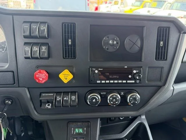 2027 Peterbilt 548 — photo 35