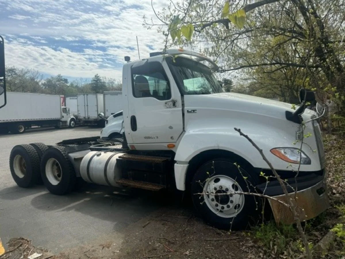 2020 International LT - image 3