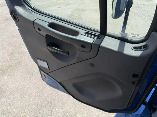 2019 Freightliner M2 106 — photo 12