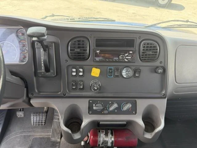 2019 Freightliner M2 106 — photo 11