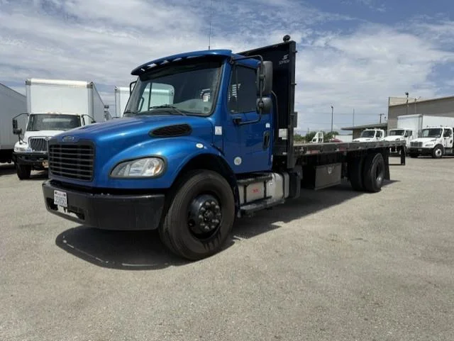 2019 Freightliner M2 106 — photo 2