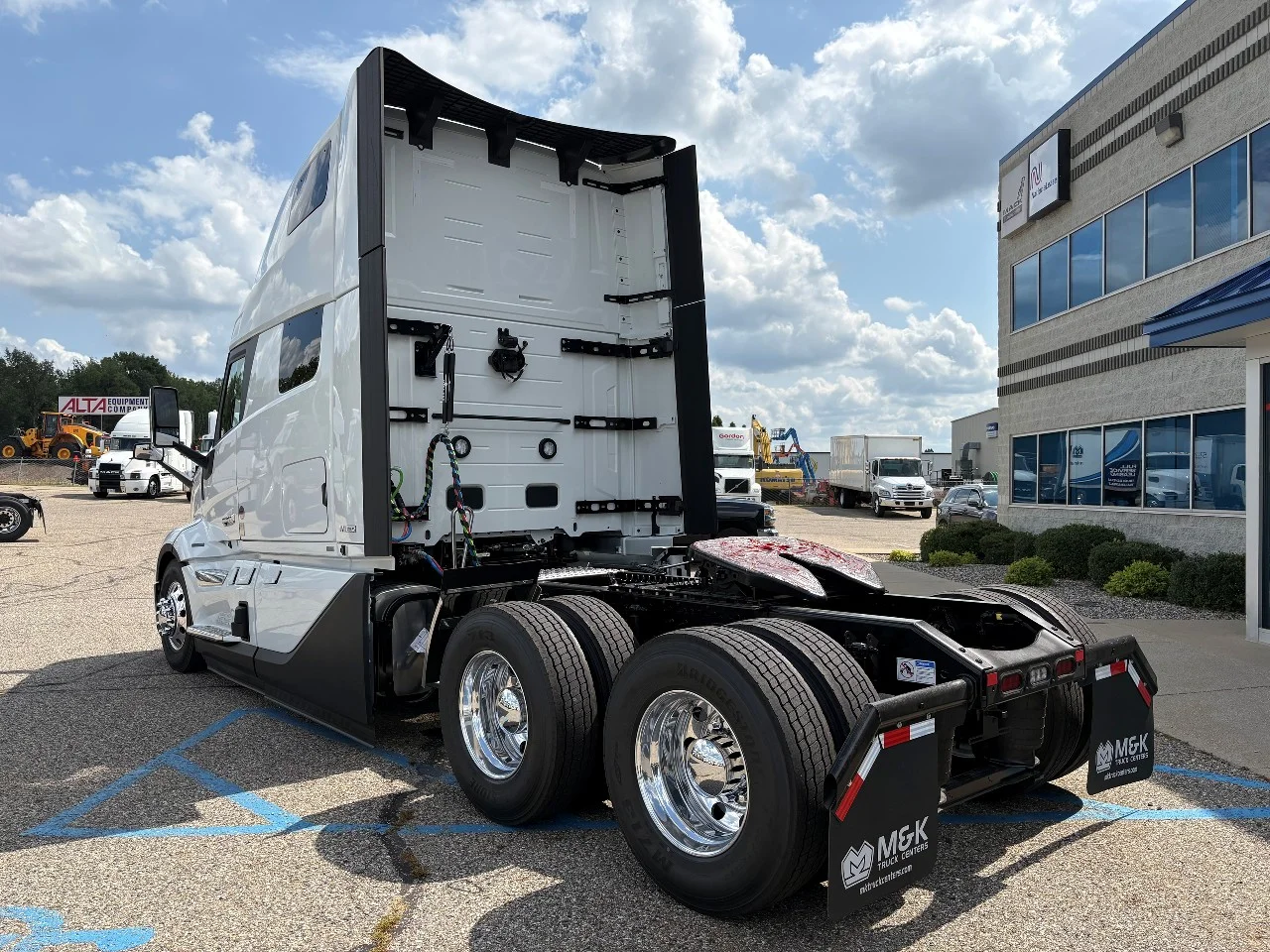 2027 Volvo VNL 860 in Byron Center, MI — photo 4