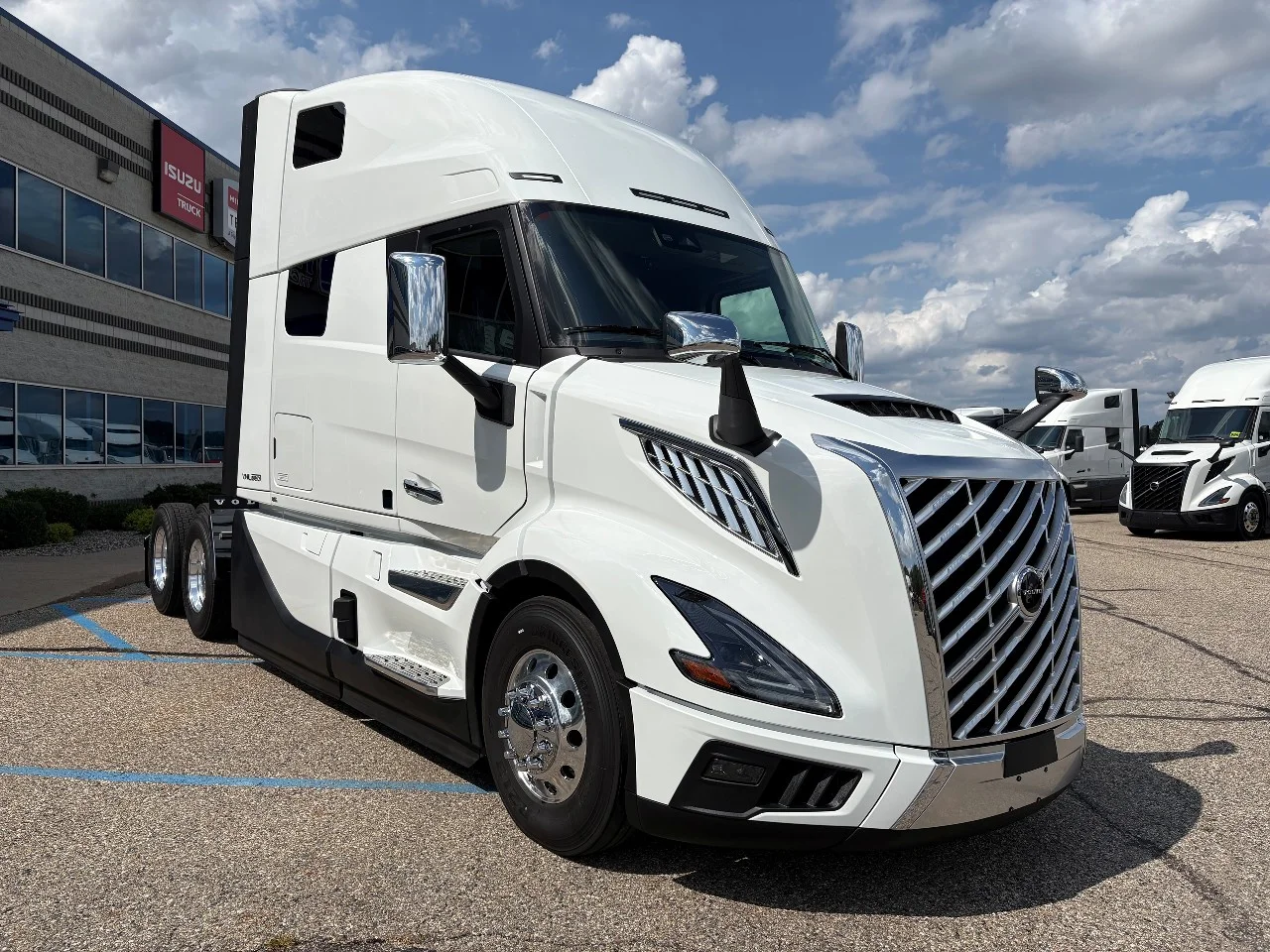 2027 Volvo VNL 860 in Byron Center, MI — photo 2