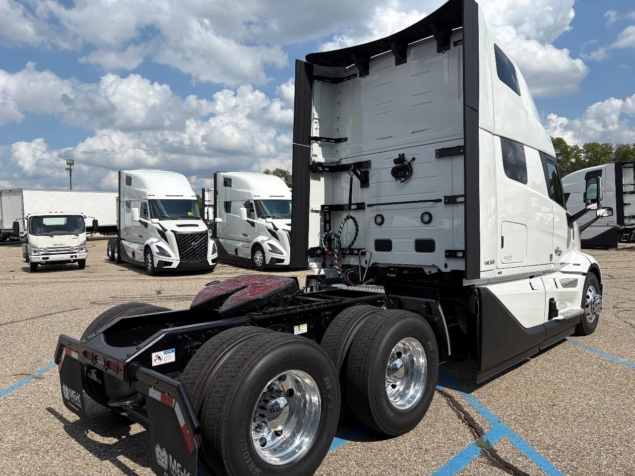 2027 Volvo VNL 860 in Byron Center, MI — photo 3