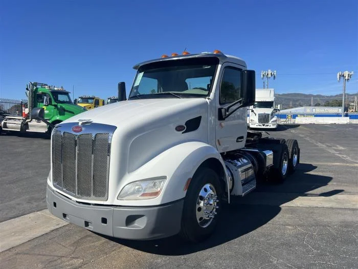2021 Peterbilt 579 in Sylmar, CA — photo 2