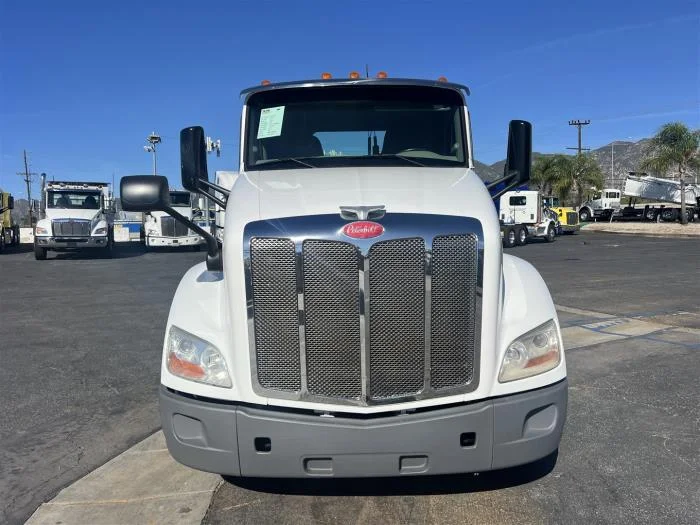 2021 Peterbilt 579 in Sylmar, CA — photo 3
