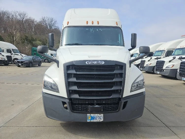 2020 Freightliner Cascadia - image 2