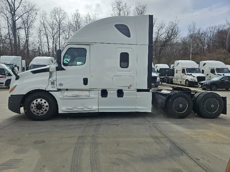 2020 Freightliner Cascadia - image 4