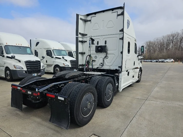 2020 Freightliner Cascadia - image 7