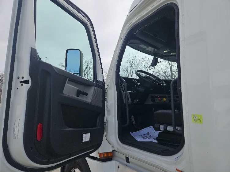 2020 Freightliner Cascadia - image 9