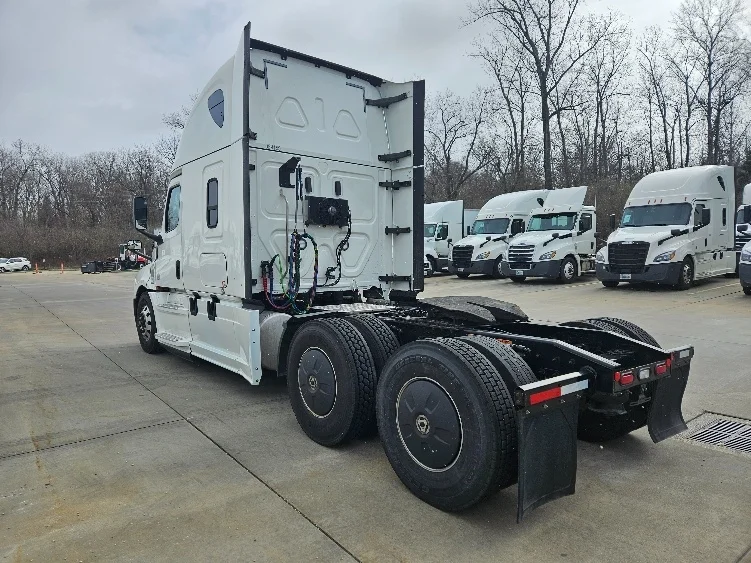 2020 Freightliner Cascadia - image 5