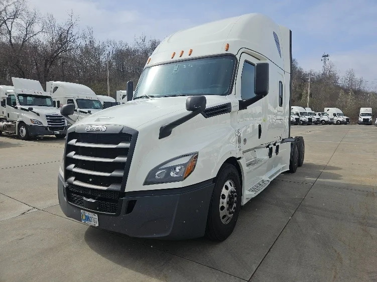 2020 Freightliner Cascadia - image 3
