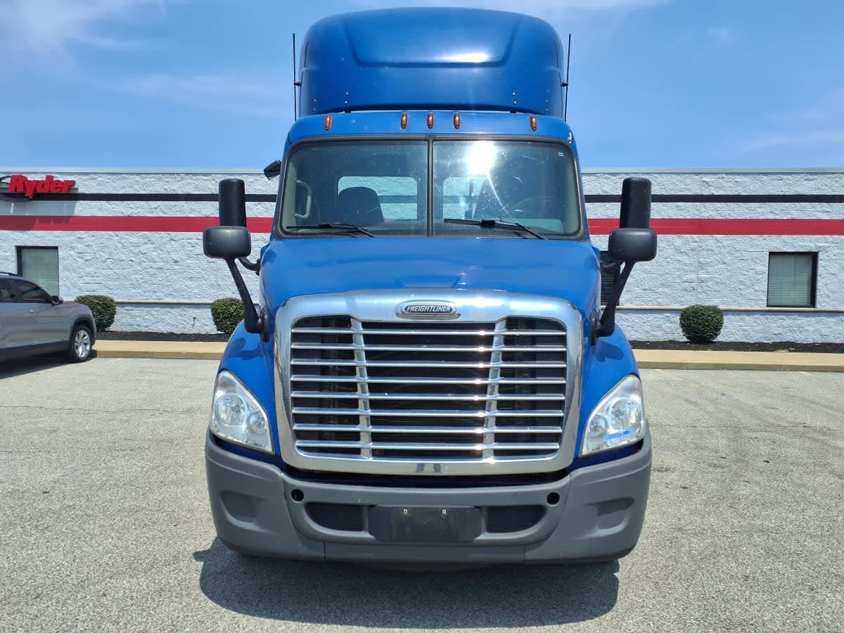 2020 Freightliner Cascadia in Cleveland, OH — photo 2