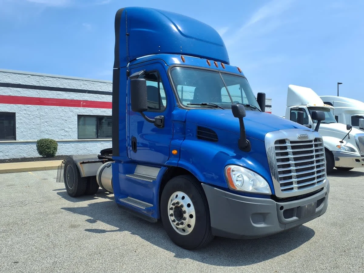2020 Freightliner Cascadia in Cleveland, OH — photo 3