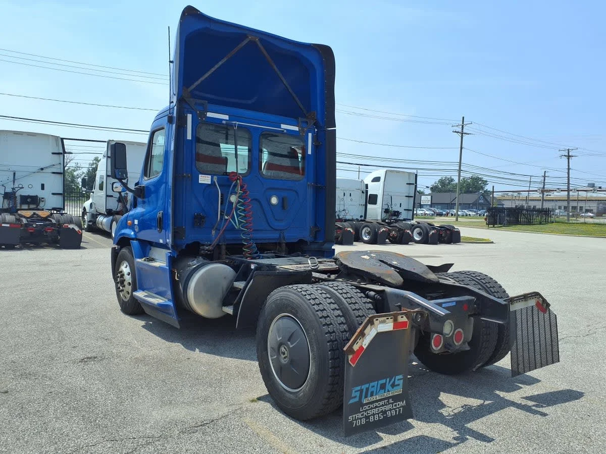 2020 Freightliner Cascadia in Cleveland, OH — photo 6