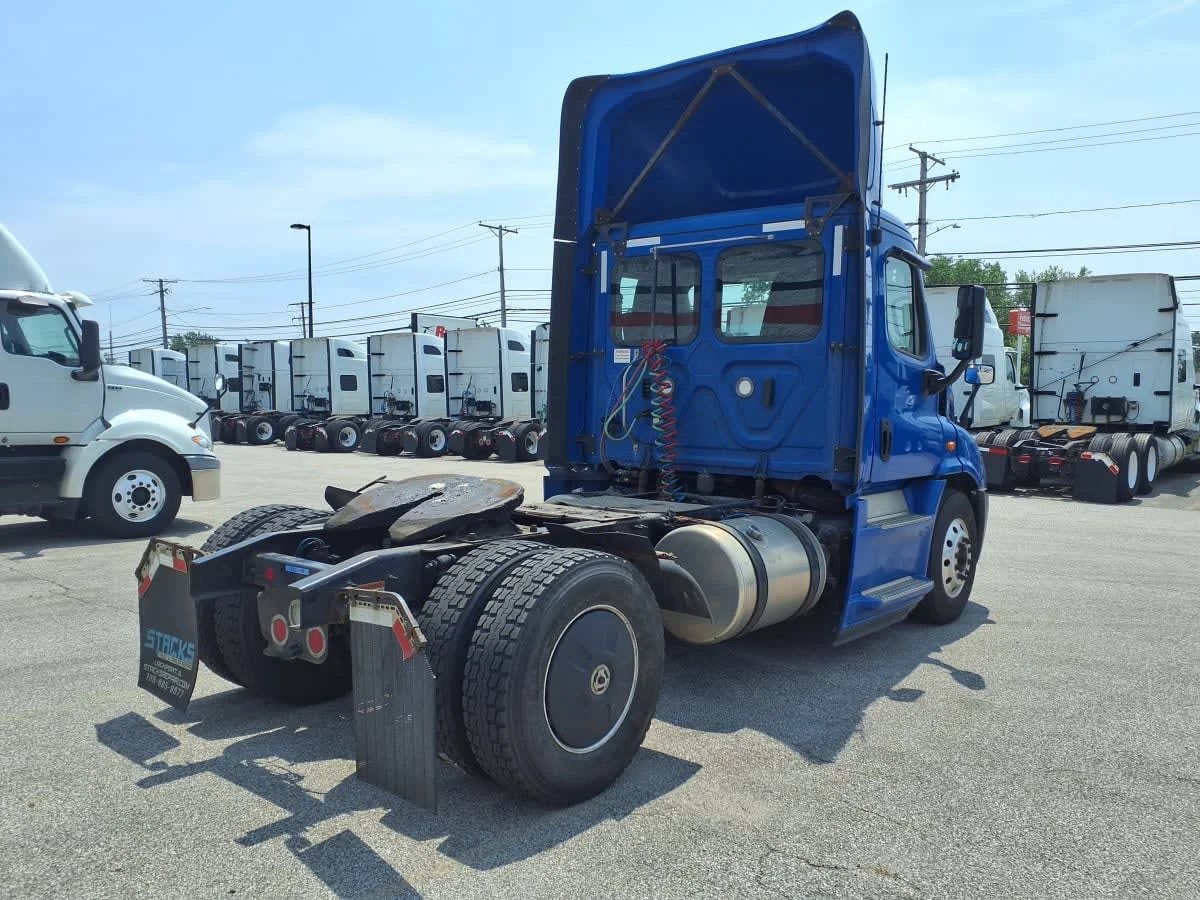 2020 Freightliner Cascadia in Cleveland, OH — photo 4