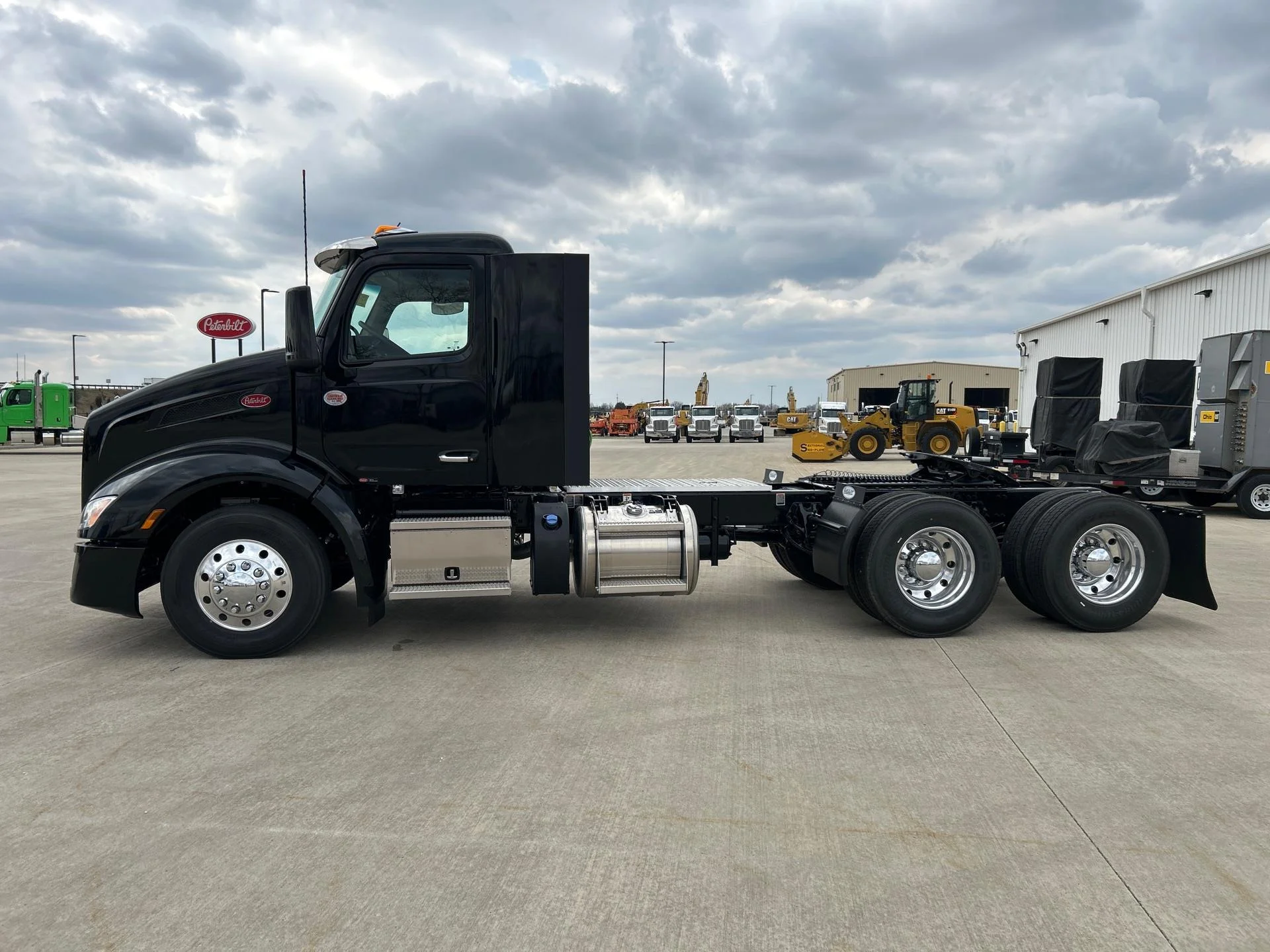 2027 Peterbilt 579 in Perrysburg, OH — photo 2