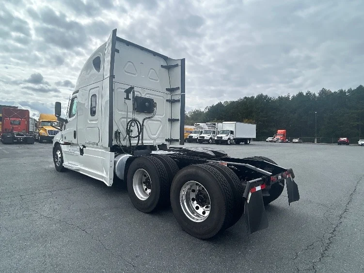 2022 Freightliner Cascadia - image 5