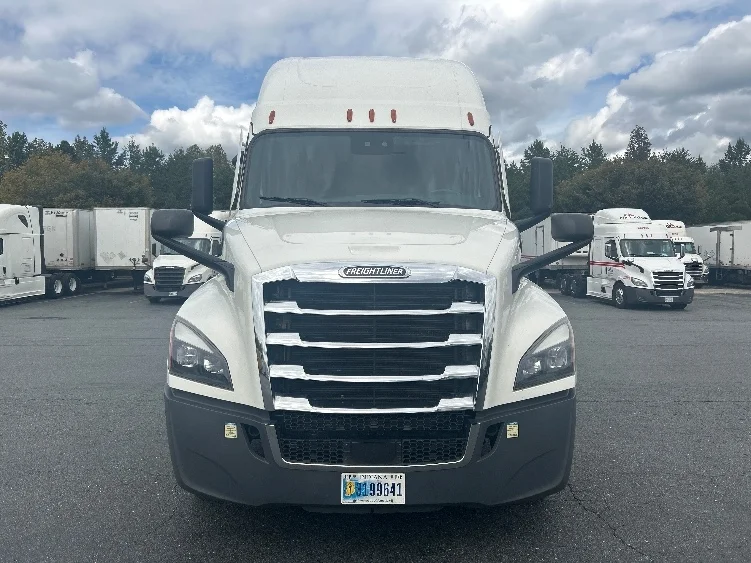 2022 Freightliner Cascadia - image 2