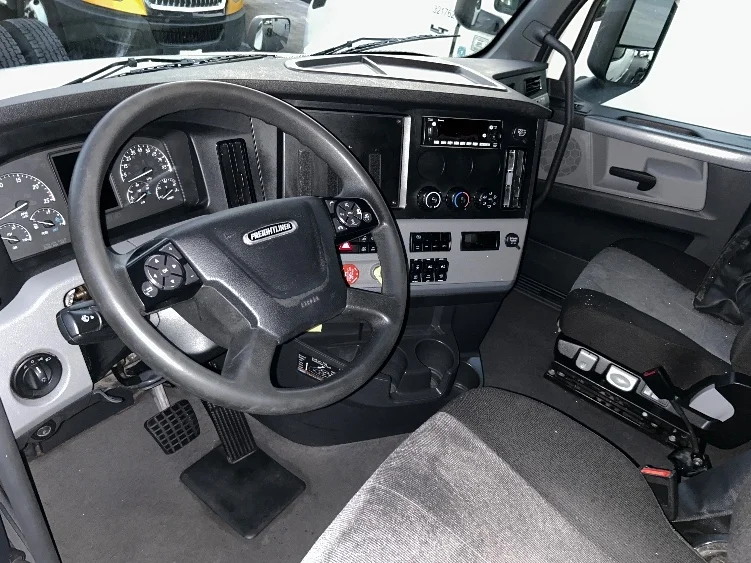 2022 Freightliner Cascadia - image 10