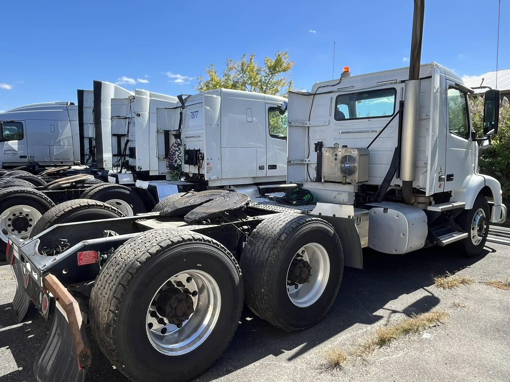 2015 Volvo VNL 860 - image 3