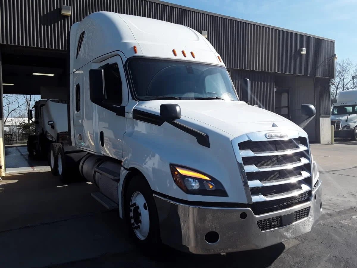 2019 Freightliner Cascadia in Kansas City, MO — photo 3