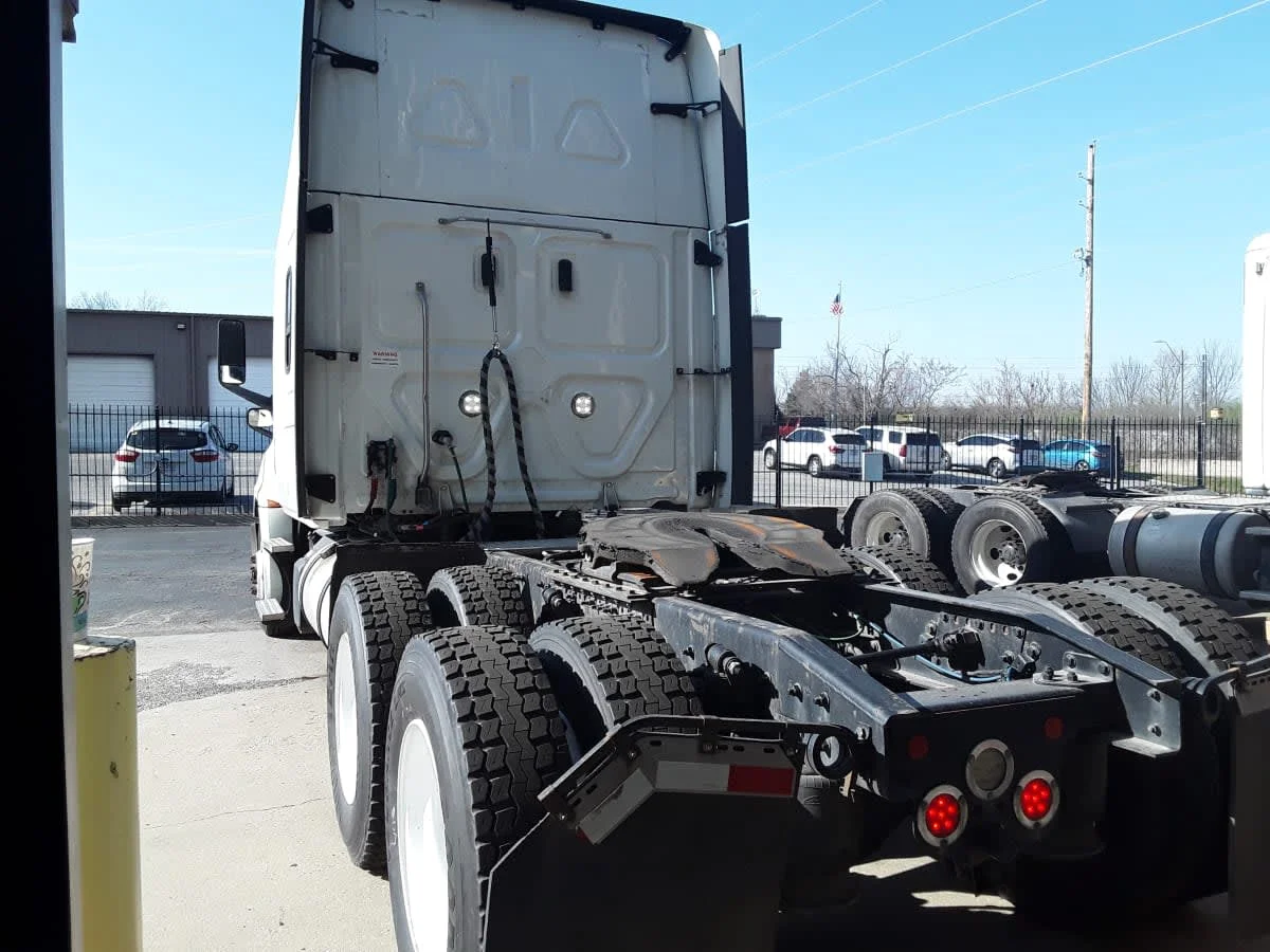 2019 Freightliner Cascadia in Kansas City, MO — photo 6