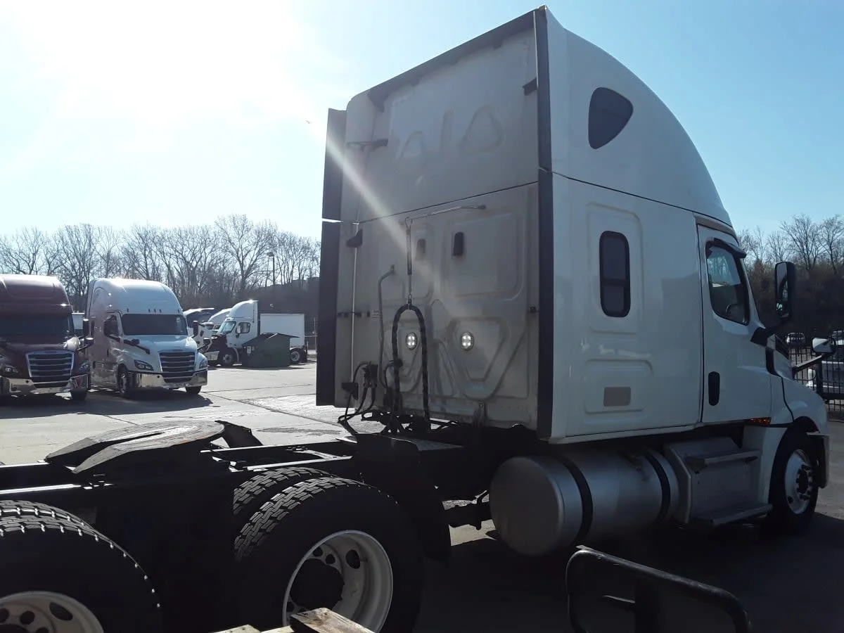 2019 Freightliner Cascadia in Kansas City, MO — photo 4