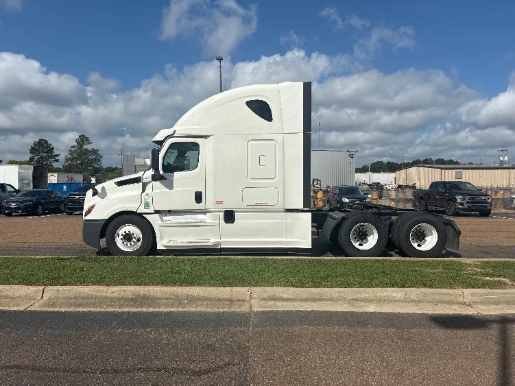 2020 Freightliner Cascadia in Richland, MS — photo 4