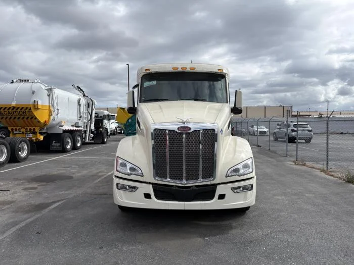 2024 Peterbilt 579 in Los Angeles, CA — photo 3