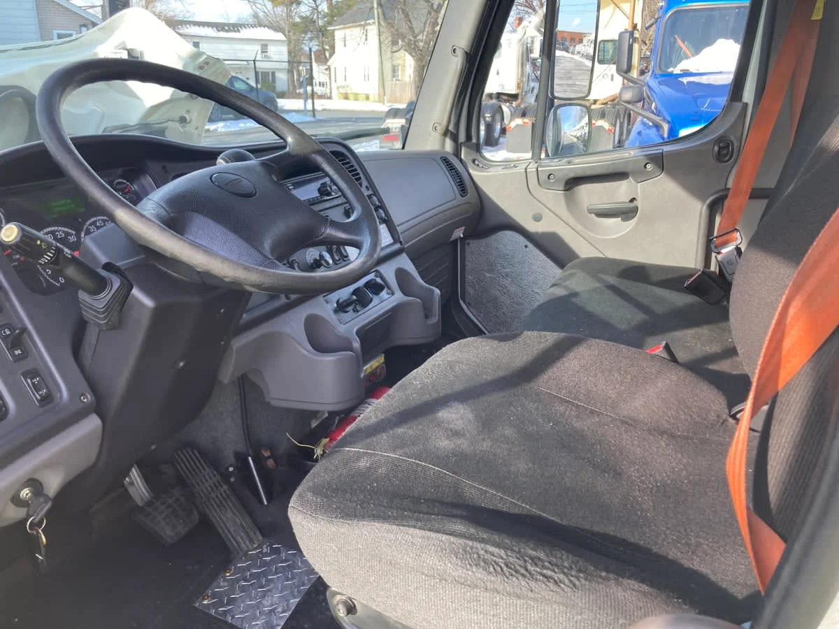 2020 Freightliner M2 106 in Springfield, MA — photo 12