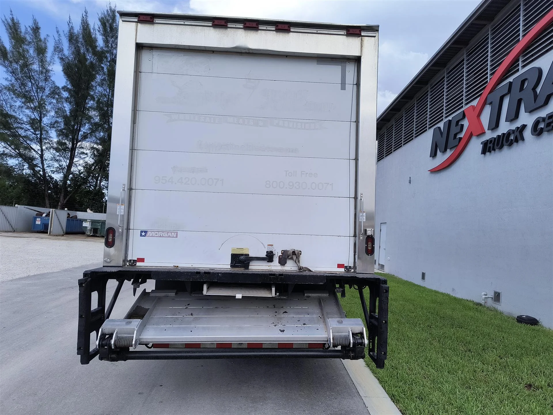 2017 Hino 268 - image 5