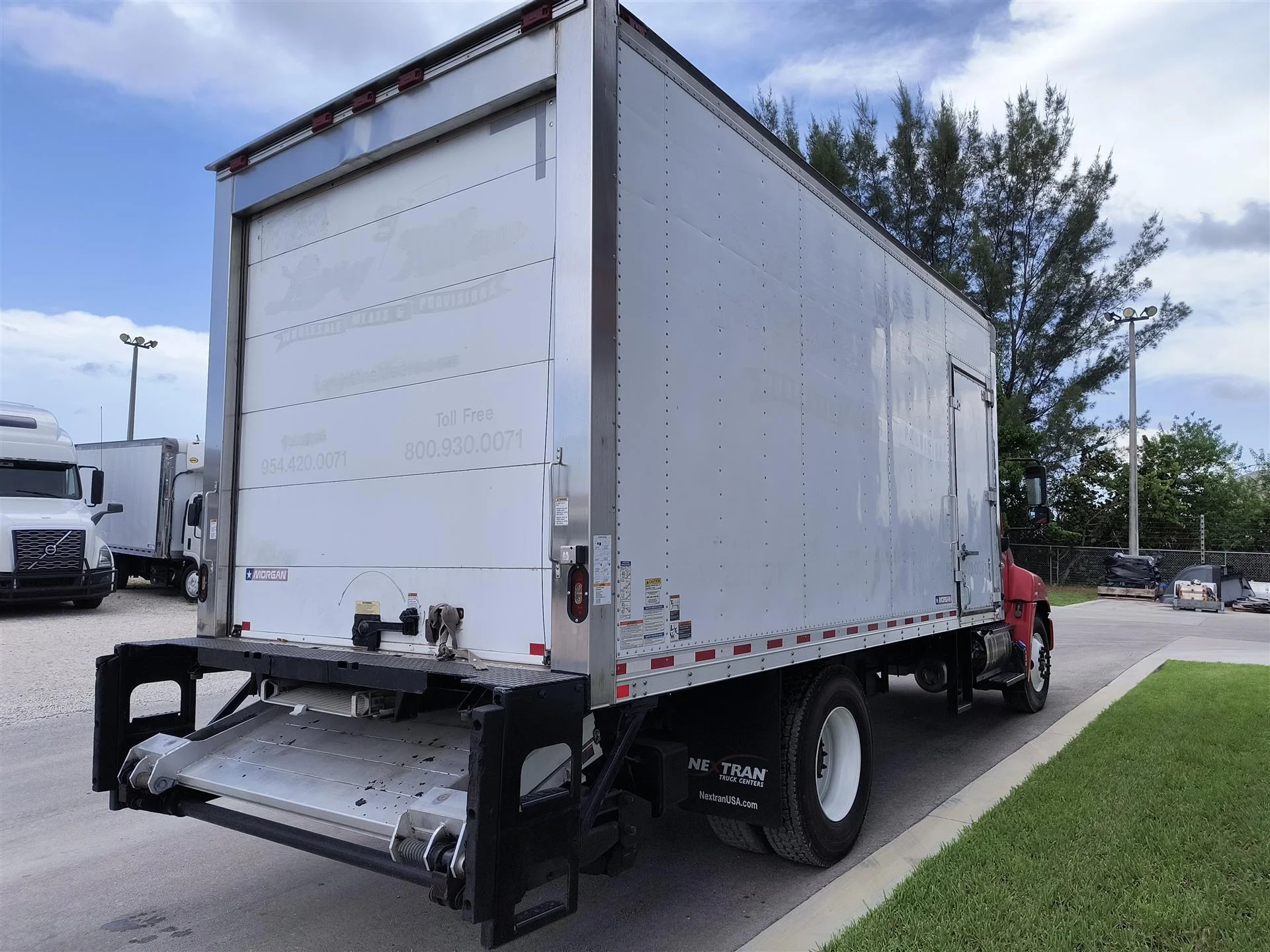 2017 Hino 268 - image 6