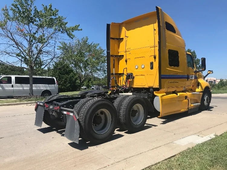 2022 International LT - image 7