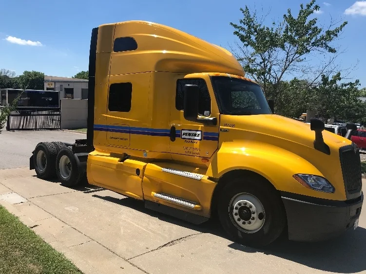 2022 International LT - image 3