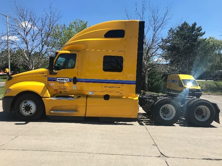 2022 International LT - image 4