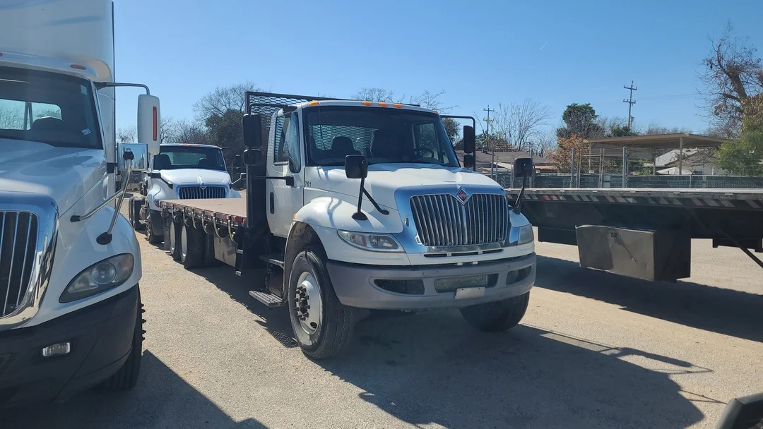 2017 International 4300 - image 8