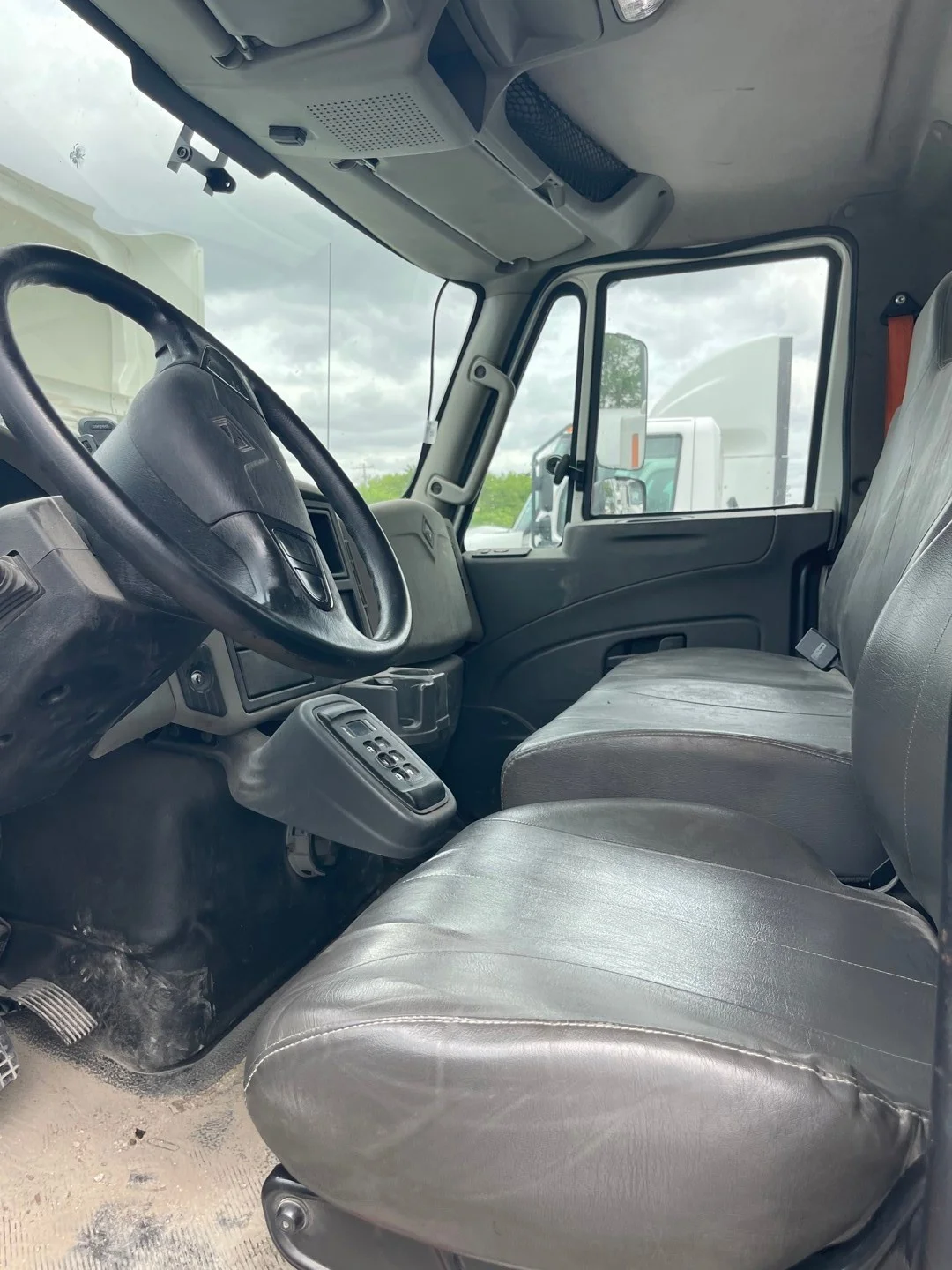 2017 International 4300 - image 1