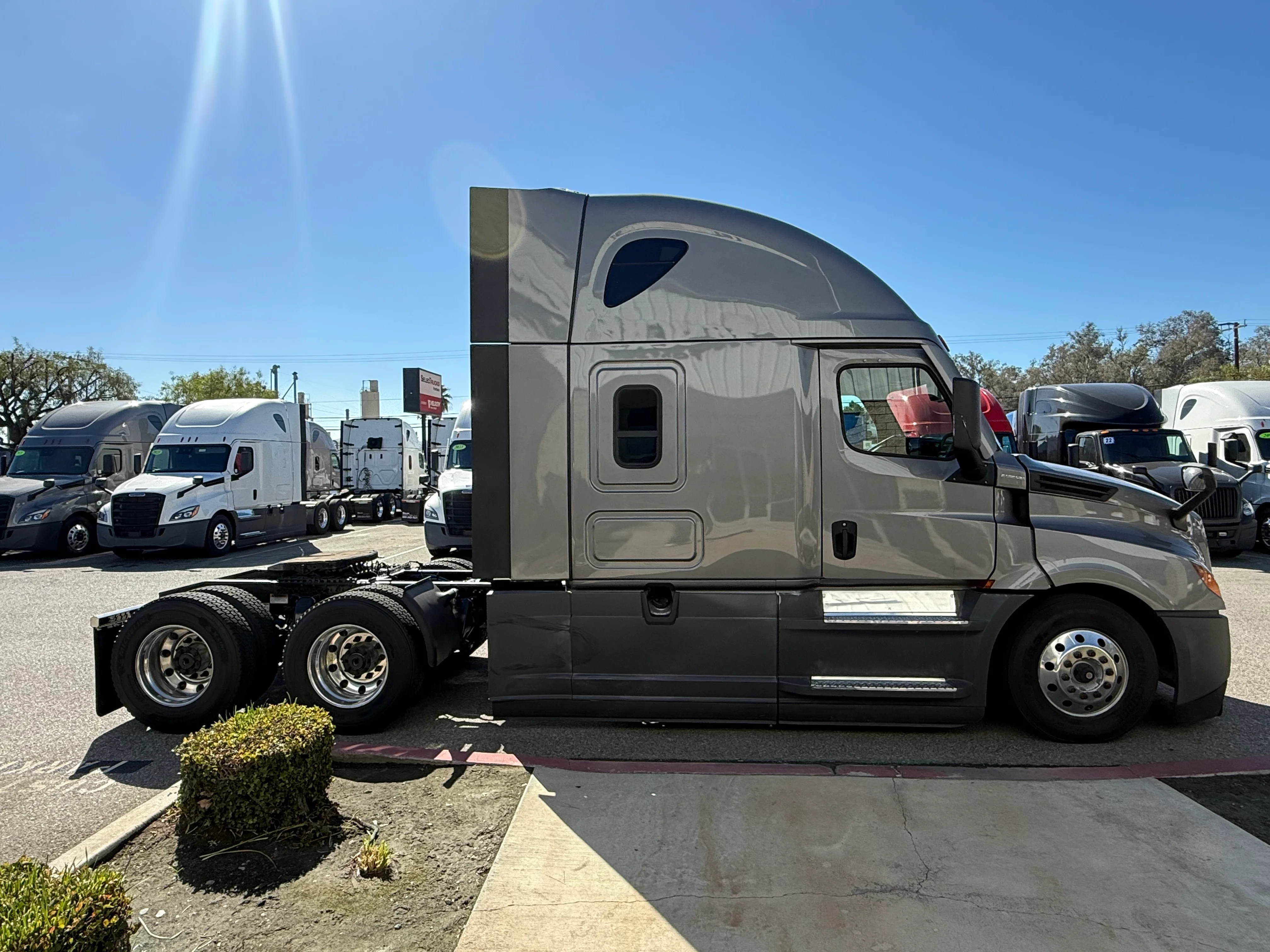 2021 Freightliner Cascadia in Selectrucks Fontana, CA — photo 7
