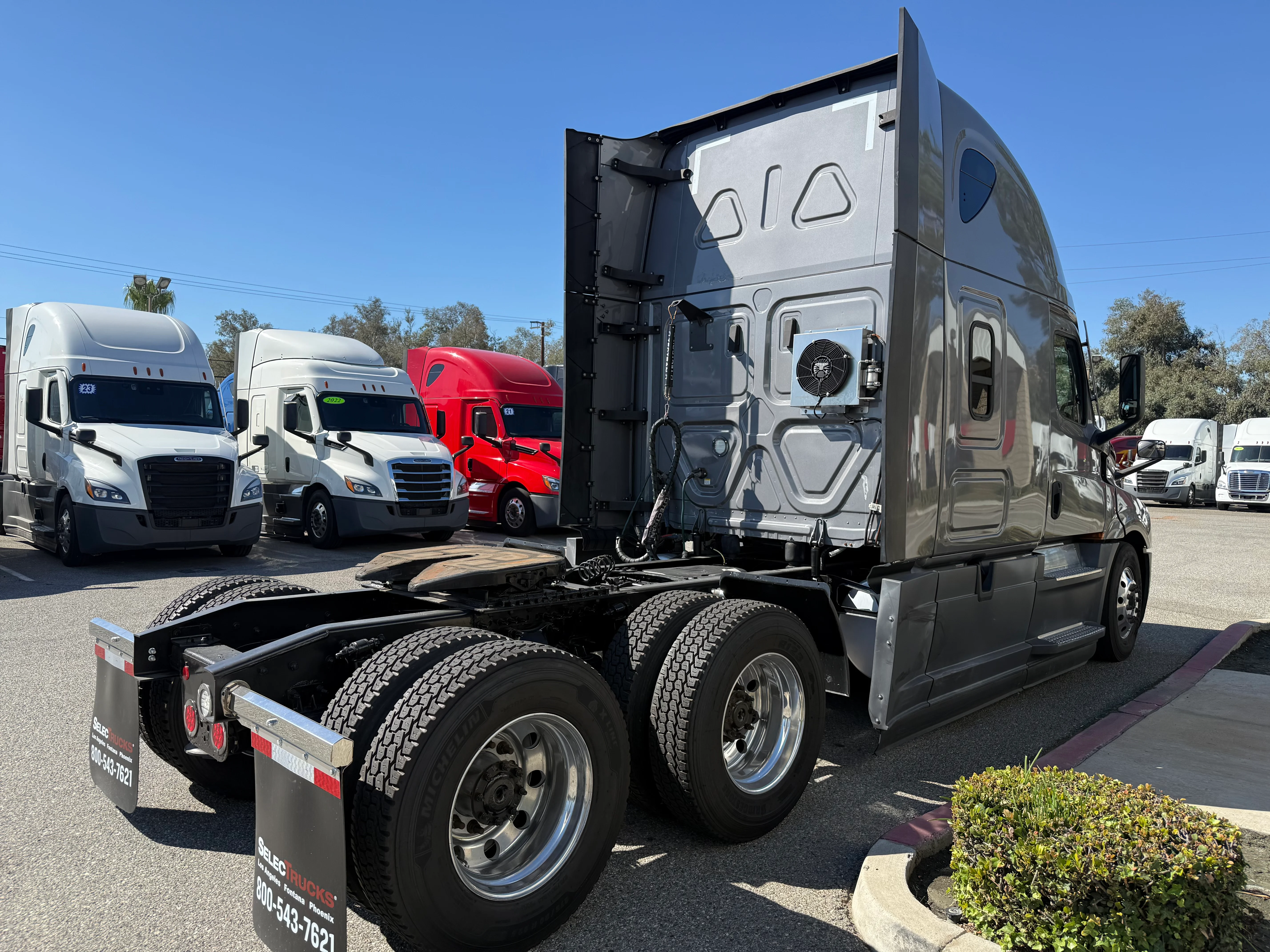 2021 Freightliner Cascadia in Selectrucks Fontana, CA — photo 8