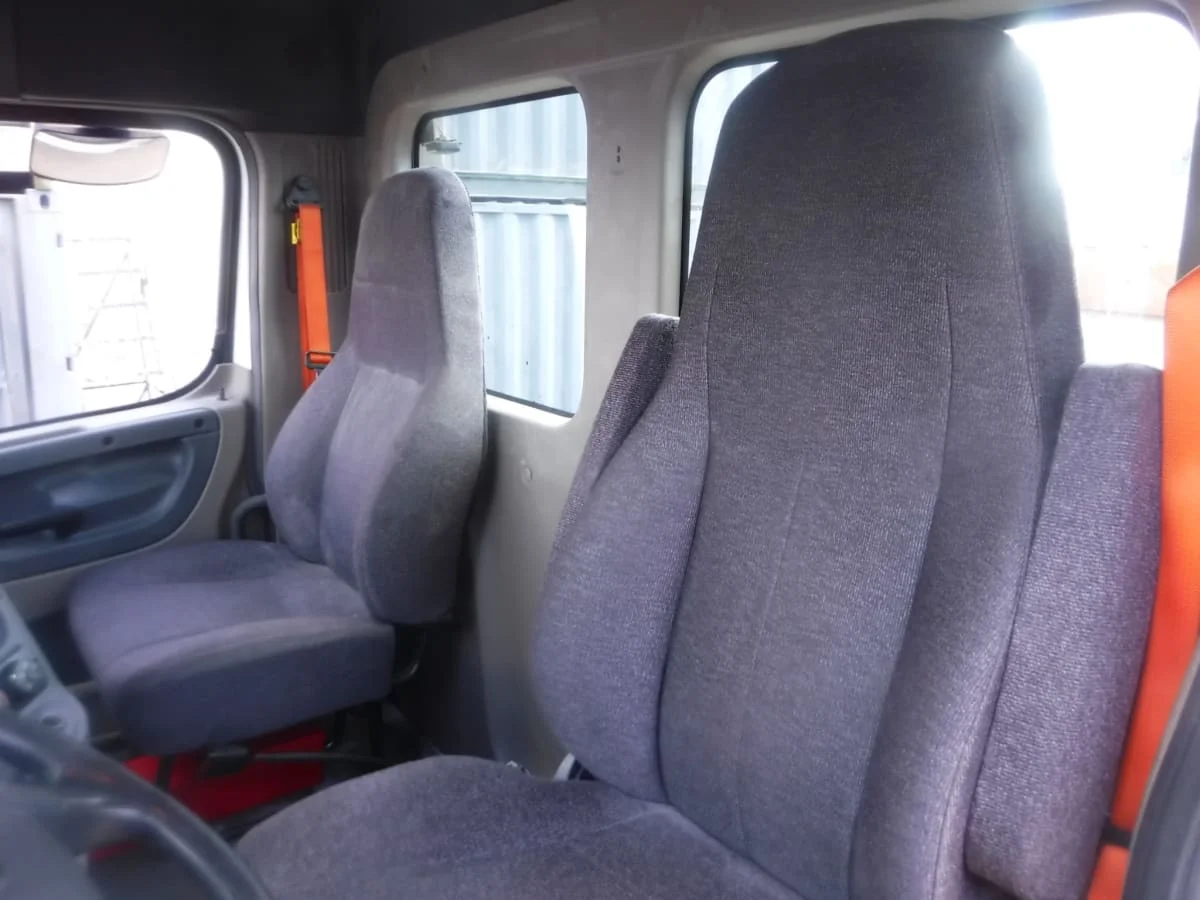 2019 Freightliner Cascadia - image 9