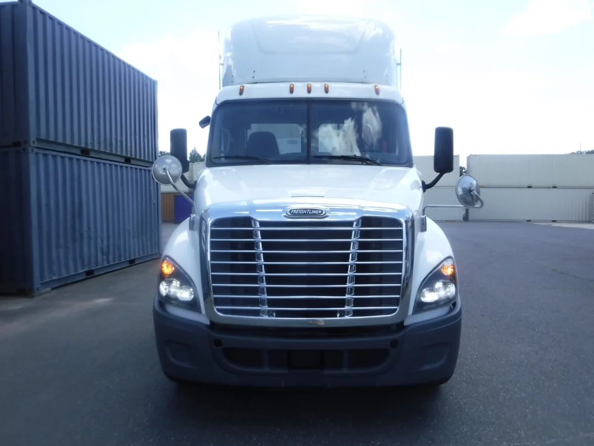 2019 Freightliner Cascadia - image 2