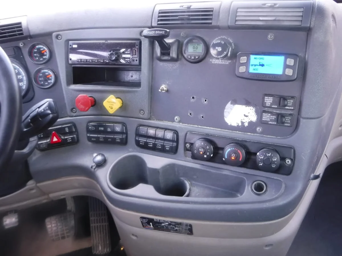 2019 Freightliner Cascadia - image 10