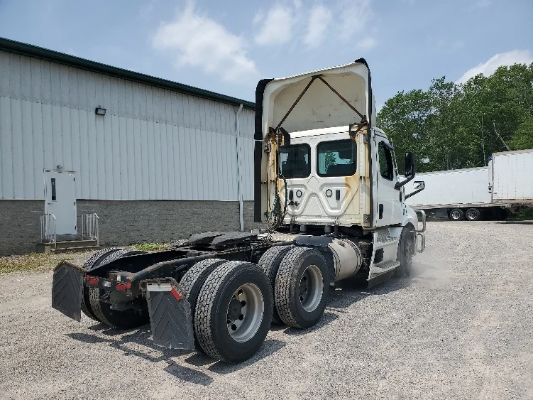 2021 Freightliner Cascadia in Columbus, OH — photo 7
