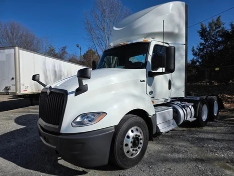 2020 International LT - image 3