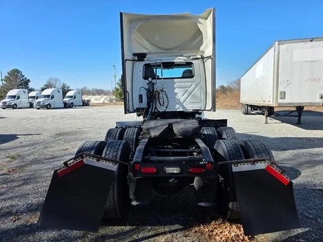 2020 International LT - image 6