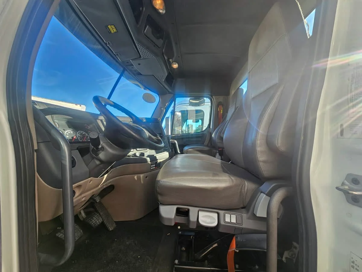 2019 Freightliner Cascadia - image 7