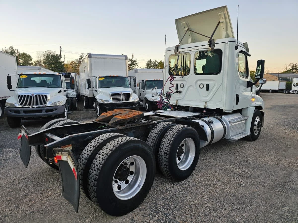 2019 Freightliner Cascadia in Bensalem, PA — photo 4
